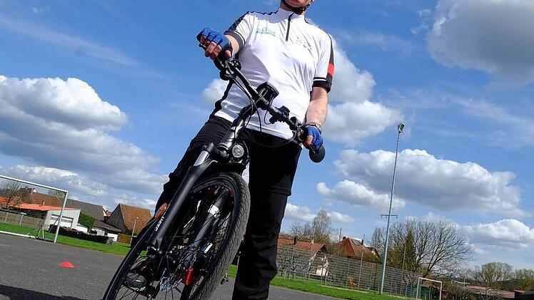 Verkehrswacht-Vorsitzender Karlheinz Franz leitet einen Kurs, in dem speziell Fahrer von E-Bikes den Umgang mit dem Zweirad trainieren. Auch ungeübte Fahrradfahrer können sich anmelden. Foto: Gerd Schaar