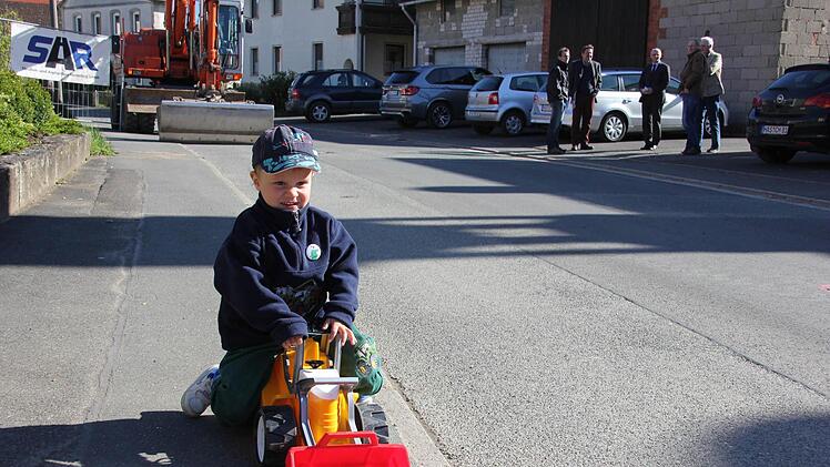 Setzt seinen Bagger schon einmal ein: Der kleine Janik wird in den nächsten Wochen viel zu beobachten haben, so wie es Landrat Schneider und die für den Bau Verantwortlichen im Hintergrund tun. Foto: Ralf Kestel