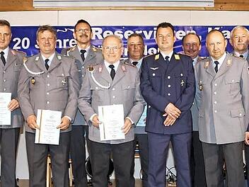Ehrungen bei der Reservistenkameradschaft R&ouml;bersdorf anl&auml;sslich der Feier zum 20. Gr&uuml;ndungstag (von links): B&uuml;rgermeister Klaus Homann, die mit Gold geehrten Harald Seeberger, Wolfgang Ahles, Georg Dorn, Josef Dresel, Stefan D&uuml;ring, Josef Wei&szlig; und Baptist Stromer sowie Winfried Kaller, Philipp Mohr, Dieter Hummel und Georg Brand Foto: Peter Vietze