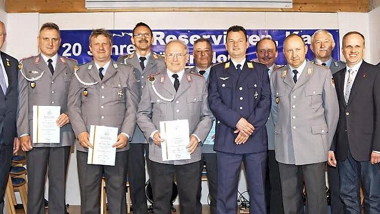 Ehrungen bei der Reservistenkameradschaft R&ouml;bersdorf anl&auml;sslich der Feier zum 20. Gr&uuml;ndungstag (von links): B&uuml;rgermeister Klaus Homann, die mit Gold geehrten Harald Seeberger, Wolfgang Ahles, Georg Dorn, Josef Dresel, Stefan D&uuml;ring, Josef Wei&szlig; und Baptist Stromer sowie Winfried Kaller, Philipp Mohr, Dieter Hummel und Georg Brand Foto: Peter Vietze