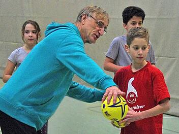 Trainer Peter Kral brachte den Schülern mit viel Fingerspitzengefühl den Handballsport näher. Foto: Marco Meißner