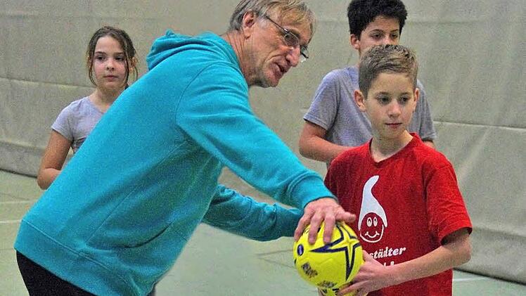 Trainer Peter Kral brachte den Schülern mit viel Fingerspitzengefühl den Handballsport näher. Foto: Marco Meißner