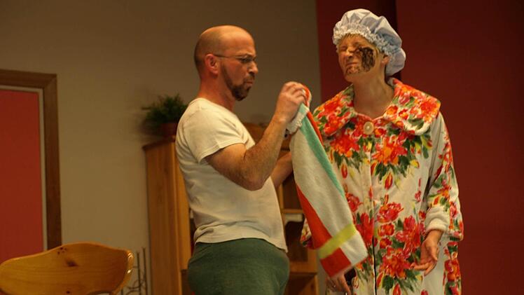 Szenen vom Theaterabend in Oerlenbach. Foto: Stefan Geiger