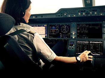 "Fit to fly" im Cockpit: Cordula Pflaum steuert große Airbusse.  Fotos: privat