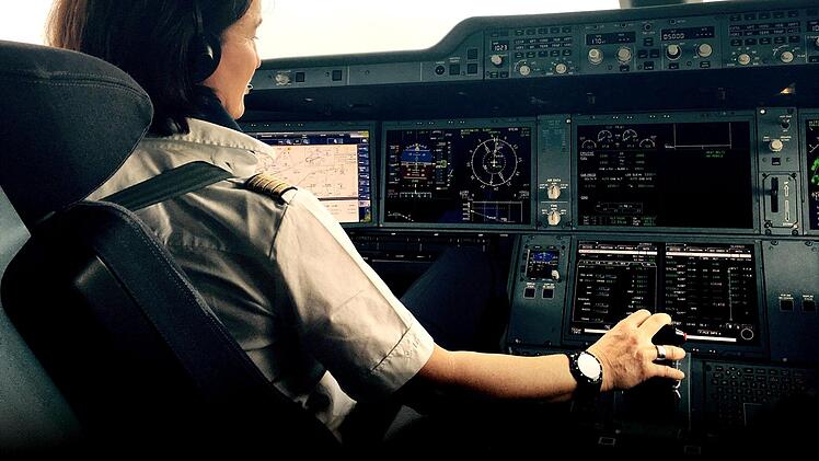 "Fit to fly" im Cockpit: Cordula Pflaum steuert große Airbusse.  Fotos: privat