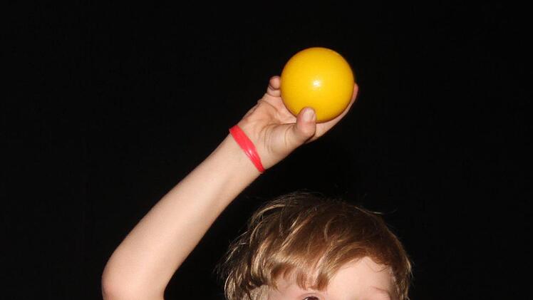 Gelb gefällt mir nicht, verkündete der kleine Zauberer, steckte den Ball in die Hülse....