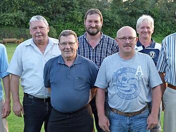 Die geehrten Mitglieder Erich Bauer und Helmut Wunderlich (vorne von rechts); Wolfgang Bauer (hinten rechts) und Ralf Pülz (hinten dritter von rechts), zusammen mit den beiden Vorständen und Bürgermeister Christian Mrosek (hinten zweiter von links). Foto: Thomas Micheel
