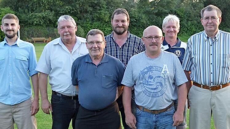 Die geehrten Mitglieder Erich Bauer und Helmut Wunderlich (vorne von rechts); Wolfgang Bauer (hinten rechts) und Ralf Pülz (hinten dritter von rechts), zusammen mit den beiden Vorständen und Bürgermeister Christian Mrosek (hinten zweiter von links). Foto: Thomas Micheel