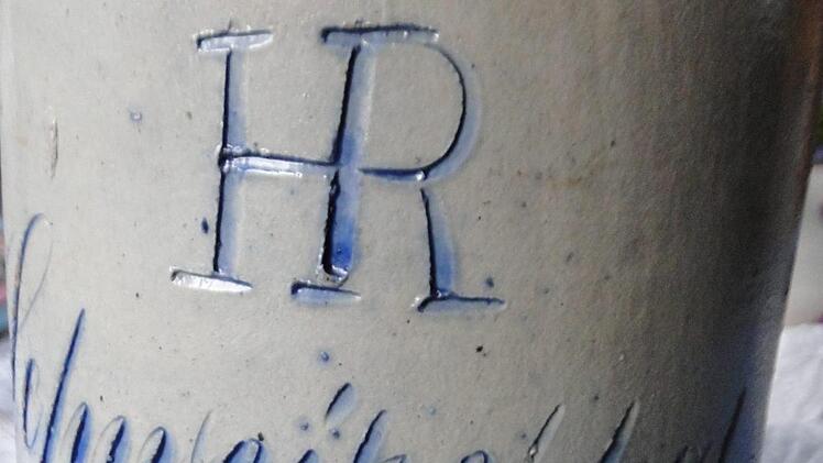 Der erste Maßkrug der Schweizerhof mit den Initialen HR für  Hans Rehm Foto: privat