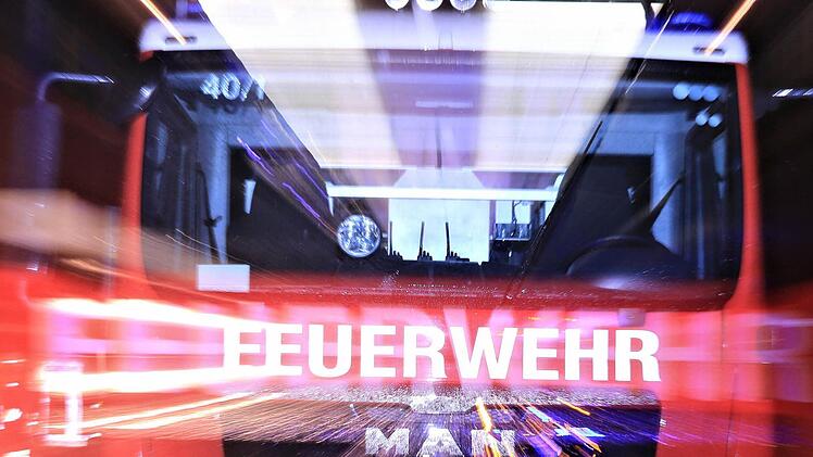 Beinahe drei Stunden lang bekämpfte die Feuerwehr einen Schmorbrand in Bayreuth. Das Feuer erstreckte sich über viele Meter. Symbolfoto: Ferdinand Merzbach