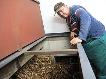 Markus Großkopf, Mitarbeiter am Adelsdorfer Bauhof, ist für die Hackschnitzelheizung zuständig. Diese versorgt bis jetzt das bestehende Nahwärmenetz mit Energie. Foto: Franziska Rieger