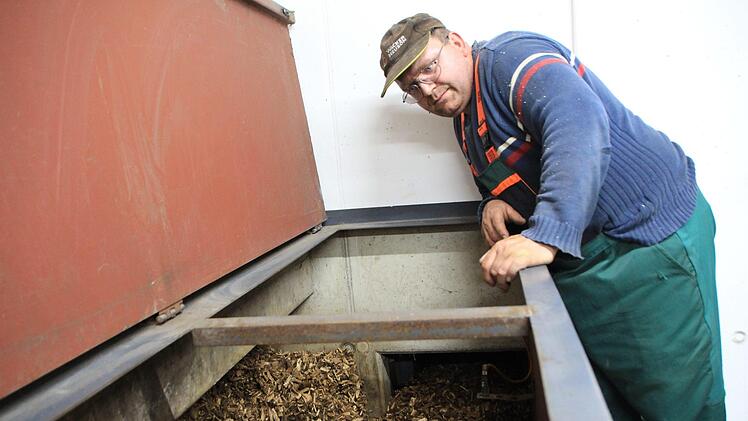 Markus Großkopf, Mitarbeiter am Adelsdorfer Bauhof, ist für die Hackschnitzelheizung zuständig. Diese versorgt bis jetzt das bestehende Nahwärmenetz mit Energie. Foto: Franziska Rieger