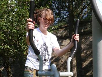 Celine übt auf dem Spielgerät im Stadtpark hinter der Stadtbücherei. Übungsgeräte dieser Art sollen auch in einem künftigen Park der Generationen stehen. Foto: Josef Hofbauer