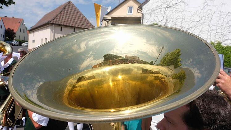 Die aus verschiedenen Orten zusammengesetzte Blaskapelle setzte unter der Leitung von Thomas Fürst (aus Aura) den musikalischen Rahmen und gab auch ein Standkonzert am Festzelt. Foto: Gerd Schaar
