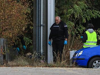 Weil ein herrenloser Gegenstand von Spezialkräften aus München untersucht werden musste, war der Bahnhof in Zapfendorf (Landkreis Bamberg) am Dienstagnachmittag abgesperrt worden. Foto: News5/Merzbach