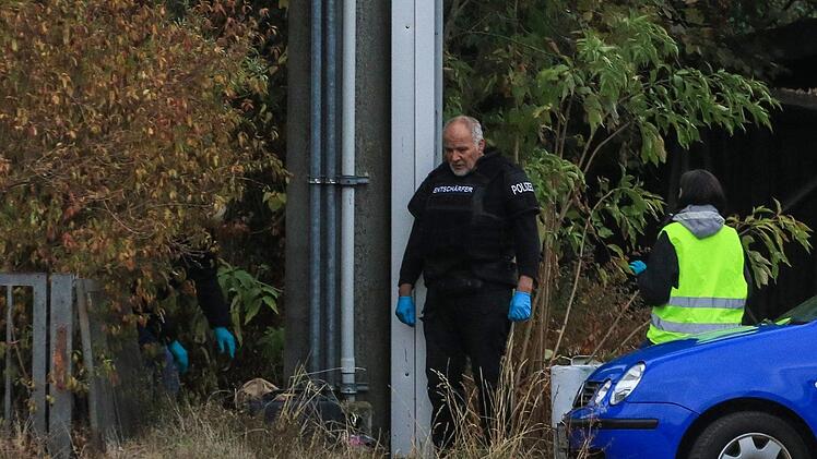 Weil ein herrenloser Gegenstand von Spezialkräften aus München untersucht werden musste, war der Bahnhof in Zapfendorf (Landkreis Bamberg) am Dienstagnachmittag abgesperrt worden. Foto: News5/Merzbach
