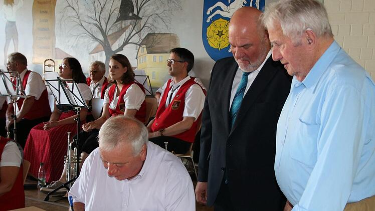Eine Delegation aus Stutzheim-Offenheim im Elsass besuchte am Wochenende Rugendorf. Zwischen beiden Gemeinden besteht seit 15 Jahren ein lebendiger freundschaftlicher Austausch. Die Gäste trugen sich ins Goldene Buch der Gemeinde ein.Klaus Klaschka