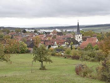 Mehr als 40 Haushalte wollen sich im Königsberger Stadtteil Unfinden an ein gemeinsames Energienutzungskonzept anschließen lassen. Das Projekt stellte Marco Siller bei der Stadtratssitzung vor. Foto: Gerold Snater