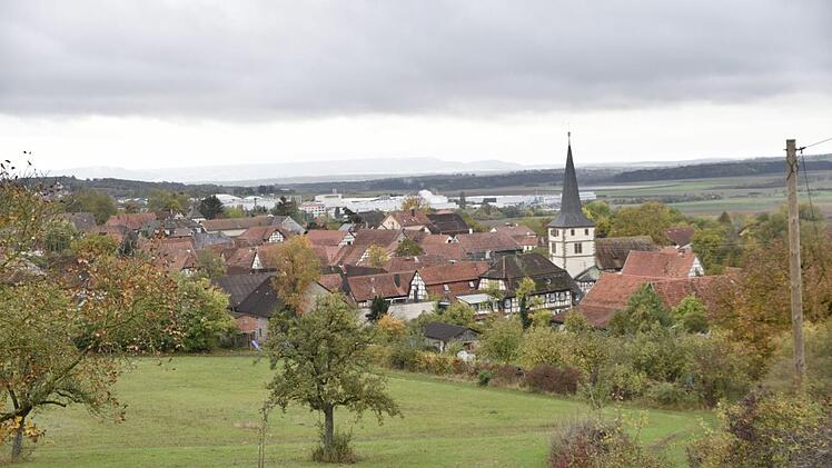 Mehr als 40 Haushalte wollen sich im Königsberger Stadtteil Unfinden an ein gemeinsames Energienutzungskonzept anschließen lassen. Das Projekt stellte Marco Siller bei der Stadtratssitzung vor. Foto: Gerold Snater