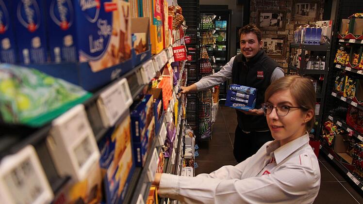 Sandra Koch und Fabian Zwingel  sorgen bei Rewe im Aischpark-Center für Nachschub im Süßwarenregal. Foto: Christian Bauriedel