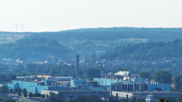 Eltmann ist stolz auf sein breit aufgestelltes Gewerbe und auf die Industrie (hier die Papierfabrik Palm). Allerdings sorgen sich  Bürgermeister Michael Ziegler, die Stadtratsmitglieder, die Bürger und vor allem die Beschäftigten  um die Zukunft des Schaeffler-Werkes. Klaus Schmitt/Archiv