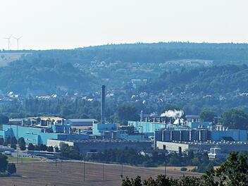 Eltmann ist stolz auf sein breit aufgestelltes Gewerbe und auf die Industrie (hier die Papierfabrik Palm). Allerdings sorgen sich  Bürgermeister Michael Ziegler, die Stadtratsmitglieder, die Bürger und vor allem die Beschäftigten  um die Zukunft des Schaeffler-Werkes. Klaus Schmitt/Archiv