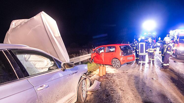 Schwerer Unfall auf Mainbr&uuml;cke bei Theres: Frau stirbt - Fahrer flieht vom Unfallort