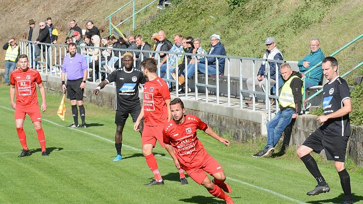 Rechtzeitig die Kurve bekommen hat der FC Fuchsstadt um (von links) Noco Neder, Dominik Halbig und Luca Raab im Spiel gegen den eine Stunde lang dominierenden ASV Rimpar. Foto: ssp