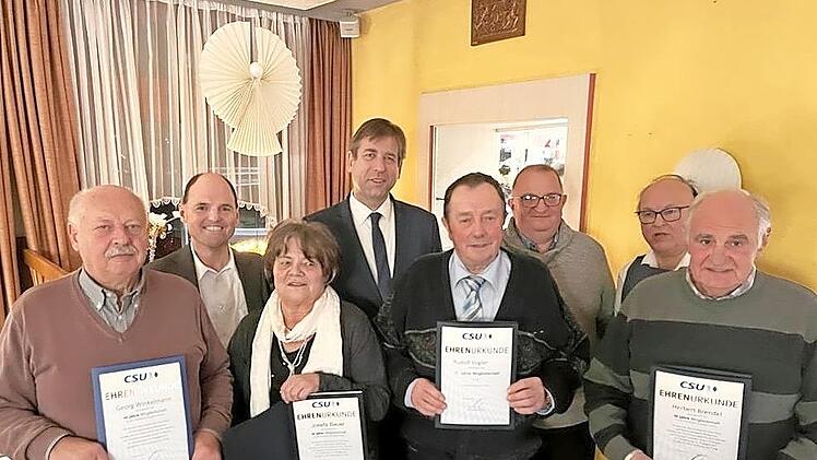 Bei der CSU Gößweinstein standen Ehrungen an (v. l.): Georg Winkelmann, MdL und Kreisvorsitzender Michael Hofmann, Josefa Bauer, Landrat Hermann Ulm, Rudi Vogler, Ortsvorsitzender Hans Heckel, Eugen Derfuß und Herbert Brendel.