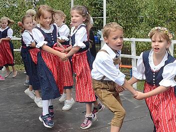 Mit Schwung und Begeisterung präsentiert die Kindertanzgruppe ihre traditionellen fränkischen Tänze; das Publikum wird sicher begeistert sein.