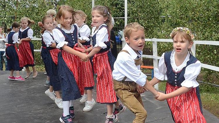 Mit Schwung und Begeisterung präsentiert die Kindertanzgruppe ihre traditionellen fränkischen Tänze; das Publikum wird sicher begeistert sein.