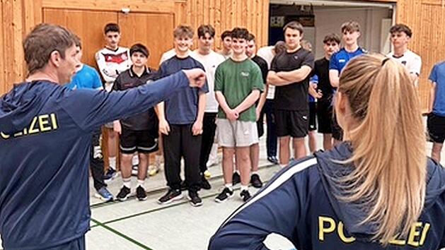 Die Polizei aus Bayreuth war vor Ort, um mit den zehnten Klassen einen Sport-Eignungstest durchzuf&uuml;hren.