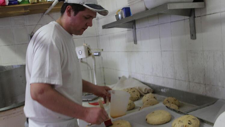 Bestreichen mit Eigelb.