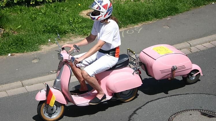Eine Vespa mit Anhänger - gesehen bei einer Ausfahrt der Staffelsteiner Oldtimerfreunde