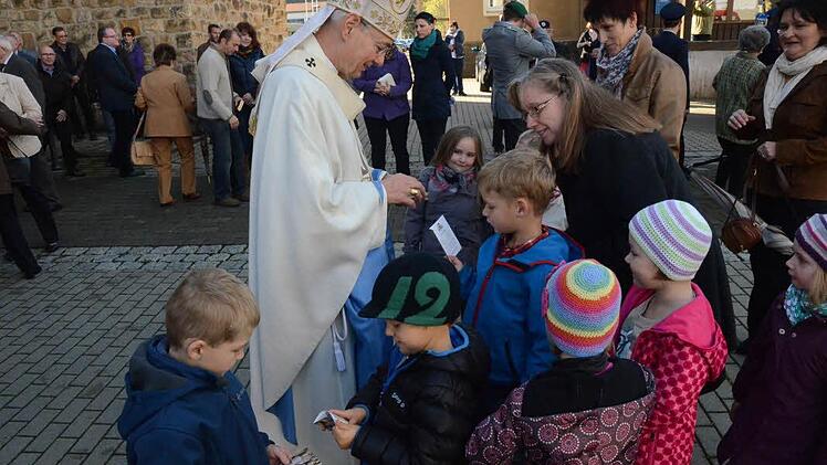 Immer wieder scharten sich Kinder und Gläubige zum Gespräch um den Erzbischof, der dabei Bilder und Gebettexte verteilte.