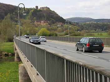 Die Saalebrücke der B27: Der Stadtrat fordert ein Mitspracherecht bei der Gestaltung des Neubaus ein. Foto: Markus Reeh