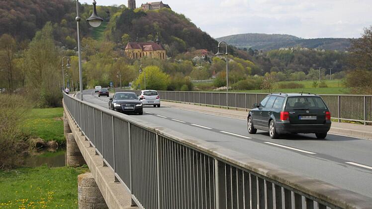 Die Saalebrücke der B27: Der Stadtrat fordert ein Mitspracherecht bei der Gestaltung des Neubaus ein. Foto: Markus Reeh