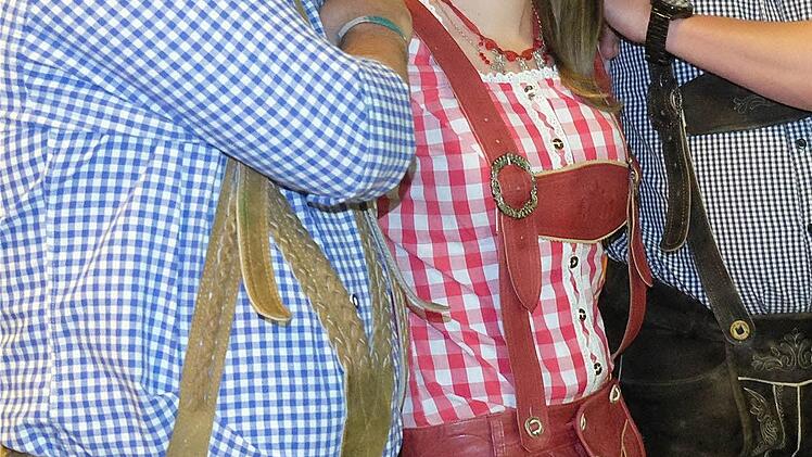 Die Gleichberechtigung der Geschlechter in Sachen Lederhose zeigen Dominik, Rebecca und Hans. Foto: Gerd Schaar