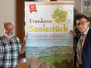 Armin Warmuth (rechts), Bürgermeister von Hammelburg, begrüßt seinen Sulzthaler Kollegen, August Weingart, in der Runde der Saalestück-Gemeinden. Foto: Arkadius Guzy