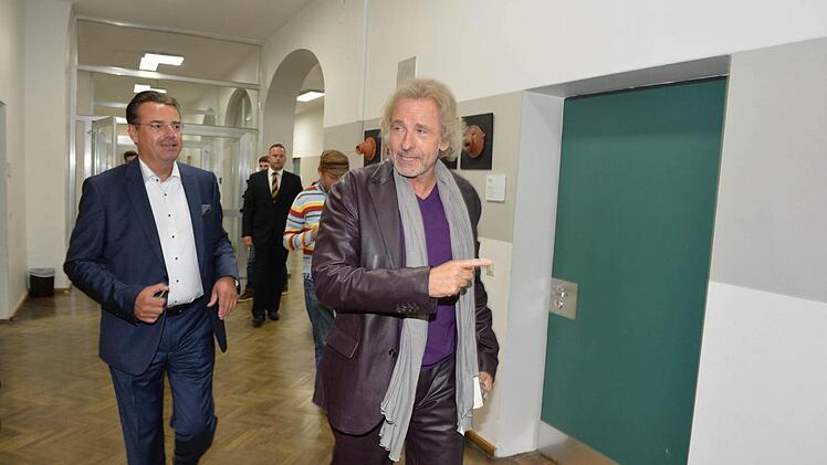 Gottschalk führt Horst Pfadenhauer zu seinem ersten Klassenzimmer am MGF. Foto: Ronald Rinklef