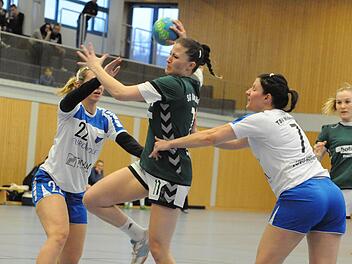 Überschaubare Gegenwehr: Von der löchrigen Abwehr des TSV Winkelhaid profitierte auch Ronja Schwalbe (Bildmitte), die fünfmal traf. Foto: Hopf