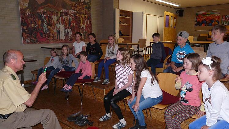 Den Ausf&uuml;hrungen von Peter Schramm &uuml;ber das Nichttragen eines Helmes lauschten die Kinder. Foto: Karin G&uuml;nther