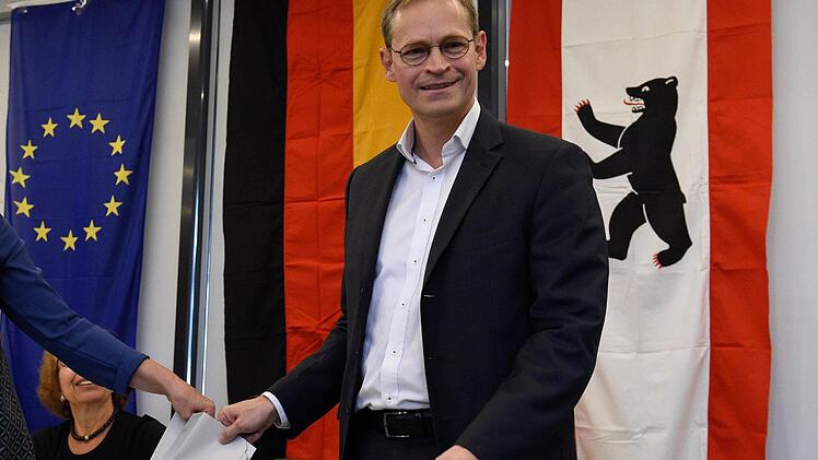 Der Regierende Bürgermeister Michael Müller (SPD) gibt am 18.09.2016 in Berlin seine Stimme zur Wahl des Abgeordnetenhauses ab. Foto: Rainer Jensen/dpa
