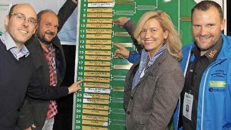 Die vier "Losfeen" nach der Auslosung (mit ihren Sieger-Tipps): Bezirks-Vorsitzender Christian Wenning (Maximilian Marter), Titelsponsor Harald Bauer (Florian Mayer), 1. Bürgermeisterin Ilse Dölle (Benjamin Becker) und Turnierdirektor Marcus Slany (Jürgen Melzer) Foto: B. Wagner