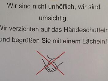 Ein Hinweis in einer Forchheimer Arztpraxis.