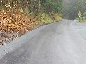 Die Gemeindeverbindungsstraße von Seibelsdorf nach Mittelberg wird vor allem an den Wochenenden stark frequentiert. Jetzt hat sie eine neue Asphaltdecke bekommen.  Foto: Veronika Schadeck