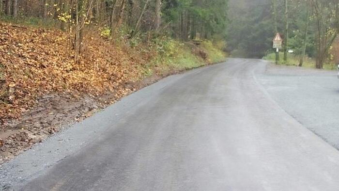 Die Gemeindeverbindungsstraße von Seibelsdorf nach Mittelberg wird vor allem an den Wochenenden stark frequentiert. Jetzt hat sie eine neue Asphaltdecke bekommen.  Foto: Veronika Schadeck