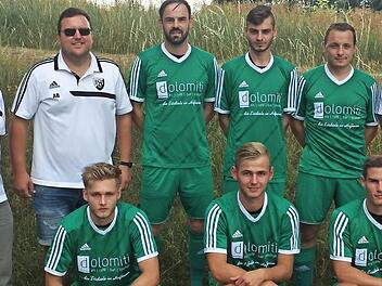 Die Neuen beim SV Hofheim (stehend von links): Betreuer Wolfgang Hau, Vorstand Alexander Bergmann, Spielertrainer Daniel Beyer, Tom Regner (VFB Humprechtshausen), Christian Ludwig (FC Röthlein), Betreuer Tobias Jünger und (knieend von links) Jan Hesse (FC Kleinsteinach), Fabian Pendic, Marcel Barth (beide eigene Jugend)  Foto: Dietz