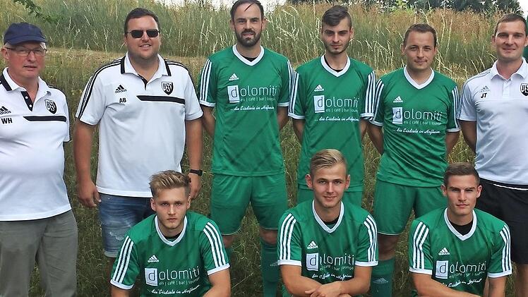 Die Neuen beim SV Hofheim (stehend von links): Betreuer Wolfgang Hau, Vorstand Alexander Bergmann, Spielertrainer Daniel Beyer, Tom Regner (VFB Humprechtshausen), Christian Ludwig (FC Röthlein), Betreuer Tobias Jünger und (knieend von links) Jan Hesse (FC Kleinsteinach), Fabian Pendic, Marcel Barth (beide eigene Jugend)  Foto: Dietz
