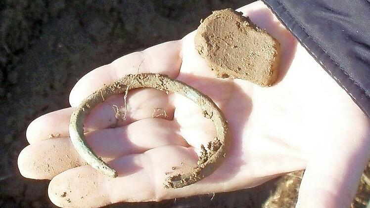 Rosi Christoph, ehrenamtliche Mitarbeiterin des Landesamts für Denkmalpflege, fand diesen Bronze-Armreif auf der Oberfläche eines Felds bei Lahm - das Schmuckstück ist ca. 3500 Jahre alt. Foto: Bernhard Christoph